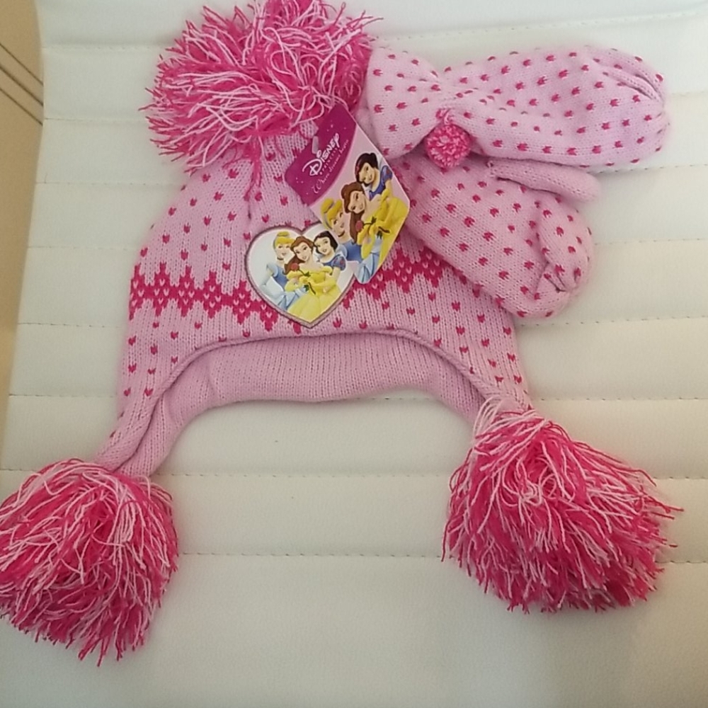 NWT Disney 2PC hat and mittens - 4-6X